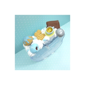 Budzik z herbatą i słodyczami