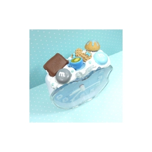 Budzik z herbatą i słodyczami