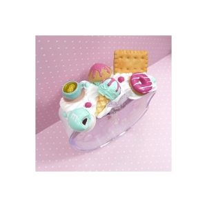 Budzik z herbatą i donutem