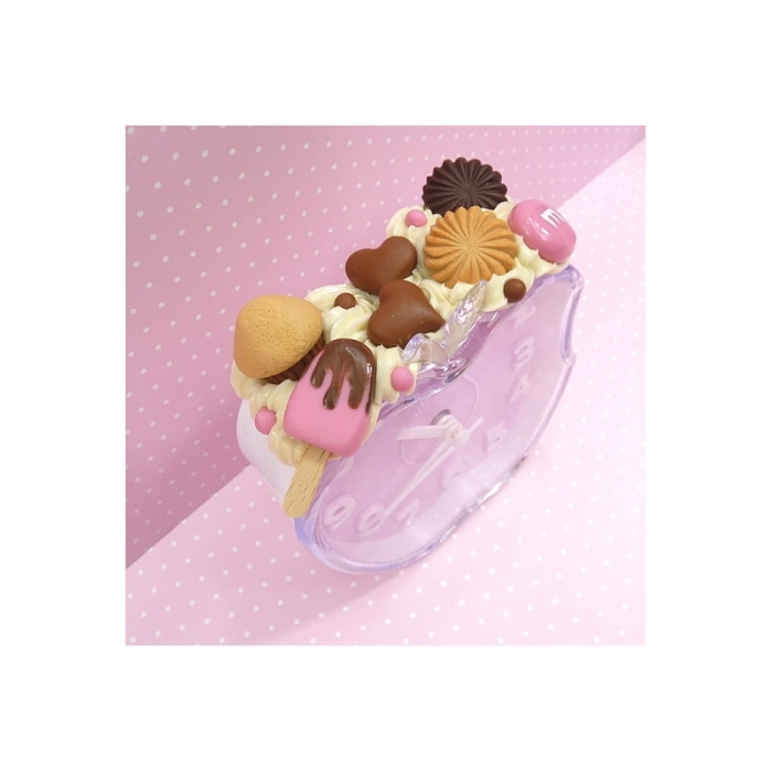 Budzik z lodem i ciastkami