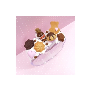 Budzik z kremem czekoladowym i ciastkami