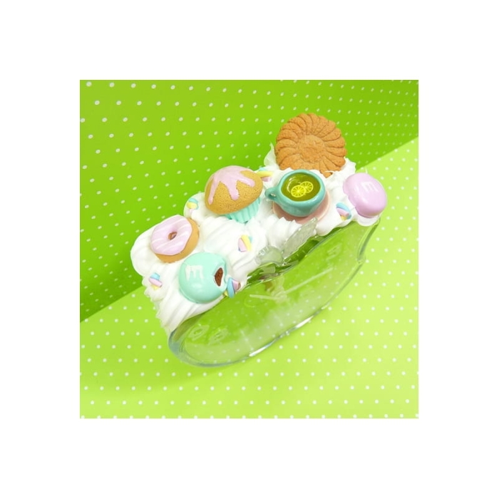 Budzik z herbatą i słodyczami