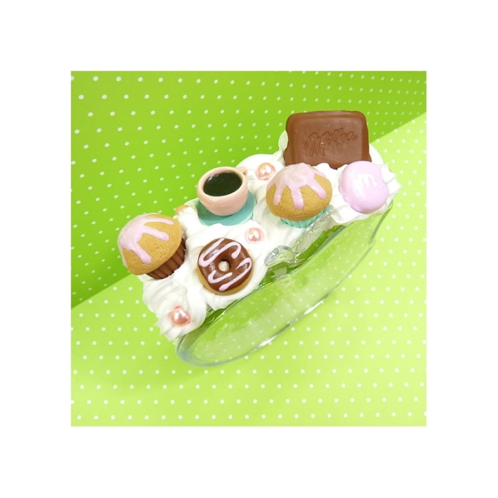 Budzik z kawą i słodyczami