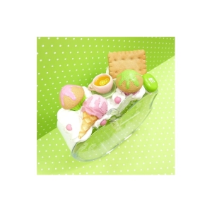 Budzik z herbatą, muffinkami i lodem