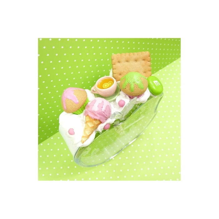 Budzik z herbatą, muffinkami i lodem