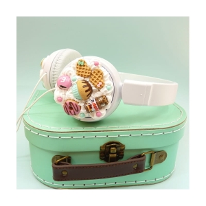 Słuchawki białe ze słodyczami