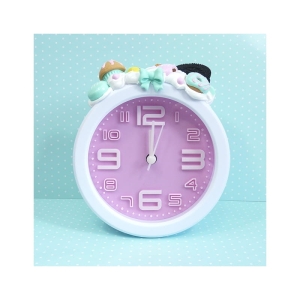 Budzik z ciastkiem, muffiną i cukierkami