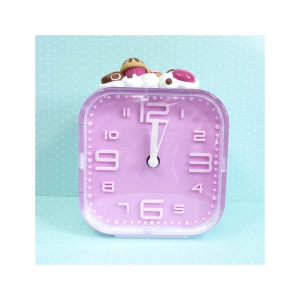 Budzik z herbatnikiem i czekoladą