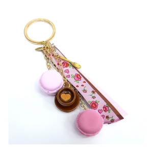 Brelok z makaronikami i gorącą czekoladą