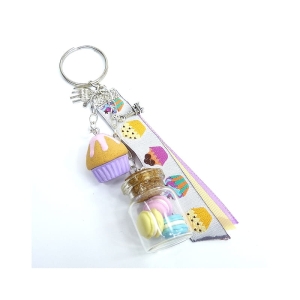 Brelok z buteleczką makaroników i muffinką