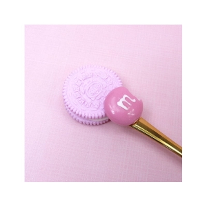 Łyżeczka z ciastkiem i cukierkiem