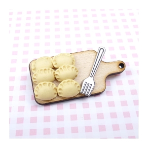 Broszka deska z pierogami