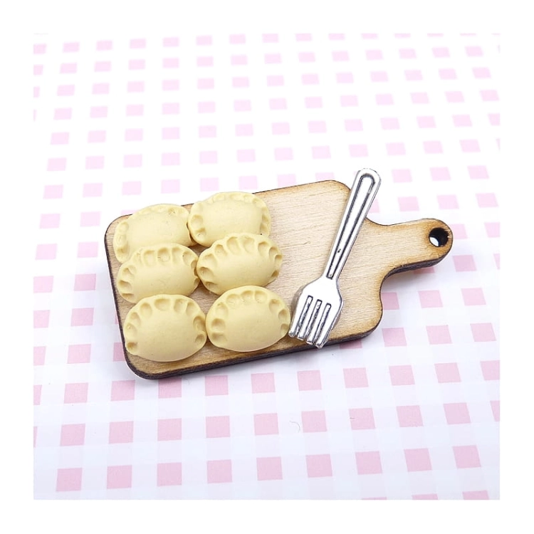Broszka deska z pierogami