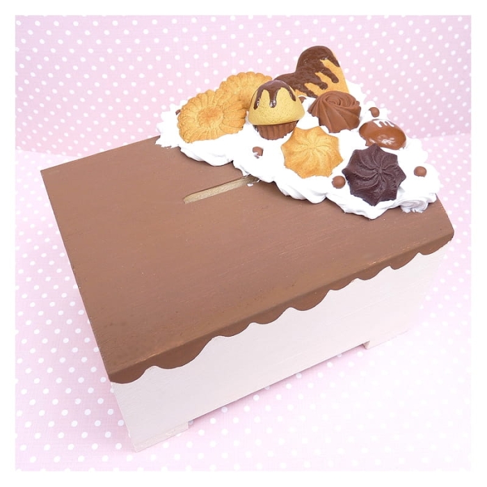 Skarbonka beżowa ze słodyczami