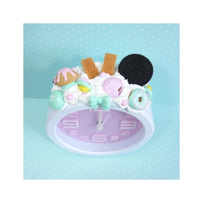 Budzik z ciastkiem, muffiną i cukierkami