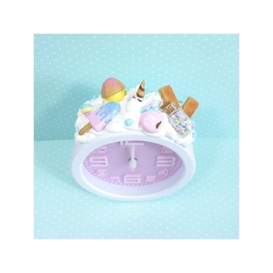 Budzik z jednorożcem i słodyczami