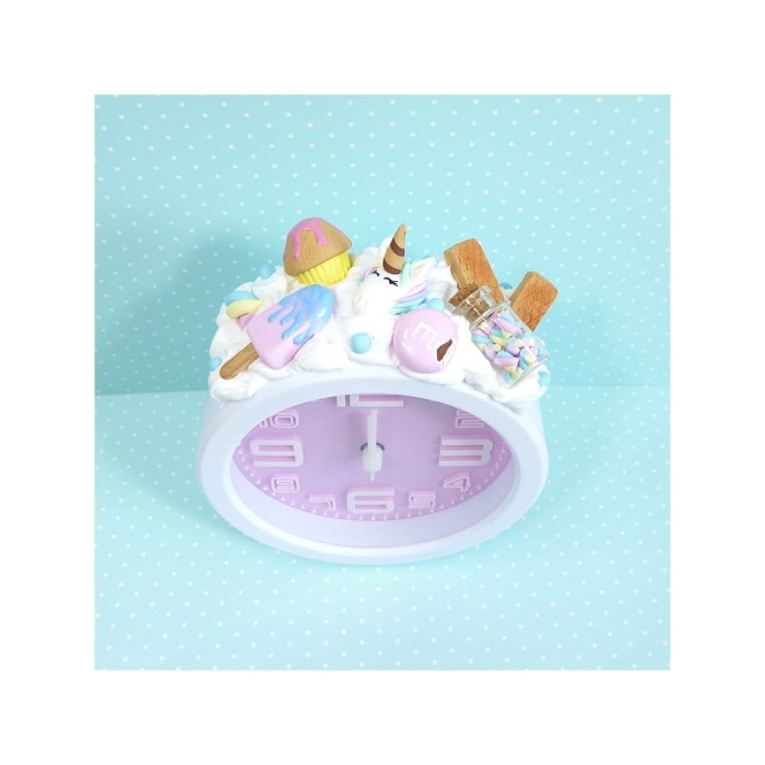 Budzik z jednorożcem i słodyczami