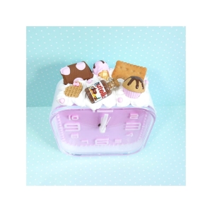 Budzik z herbatnikiem i czekoladą