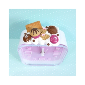 Budzik z herbatnikiem i czekoladą