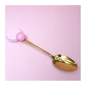 Łyżeczka z ciastkiem i cukierkiem