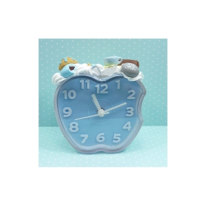 Budzik z herbatą i słodyczami