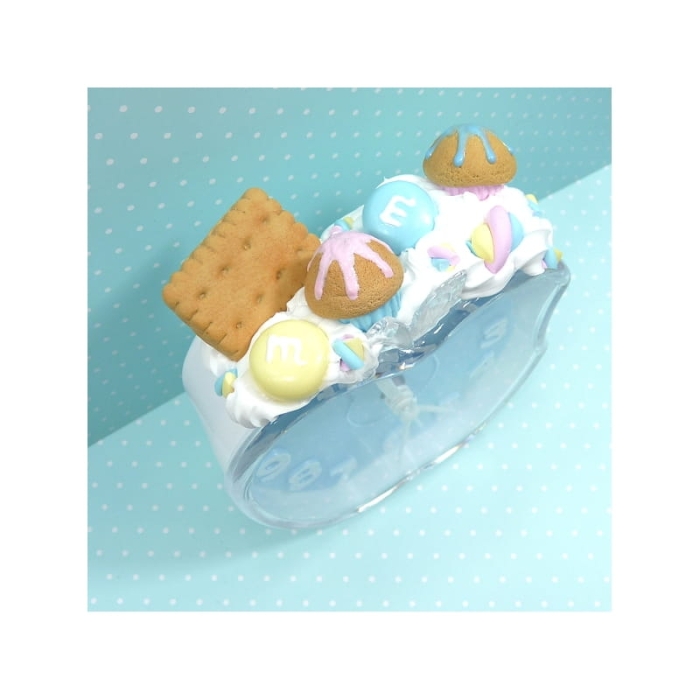 Budzik z herbatnikiem i muffinkami