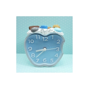 Budzik z herbatą i słodyczami