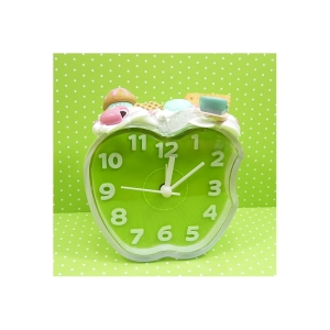 Budzik z herbatnikiem i herbatą