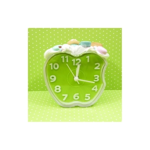 Budzik z herbatą i słodyczami