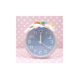 Budzik z muffinką i herbatą