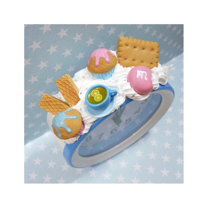 Budzik z herbatą i muffinkami