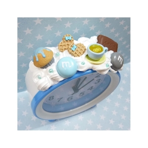 Budzik z herbatą i muffinką