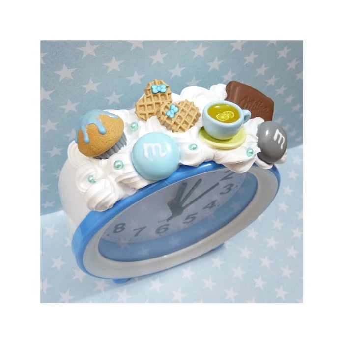 Budzik z herbatą i muffinką