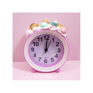 Budzik z herbatnikiem i kawą