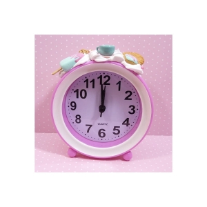 Budzik z herbatą i słodyczami