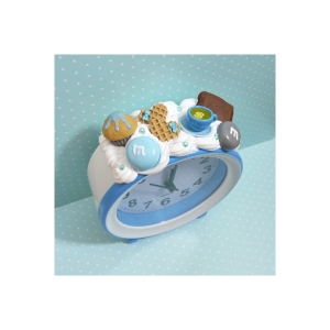 Budzik z herbatą i słodyczami