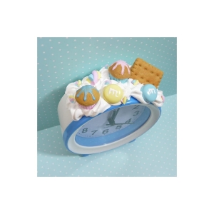 Budzik z muffinkami i herbatnikiem