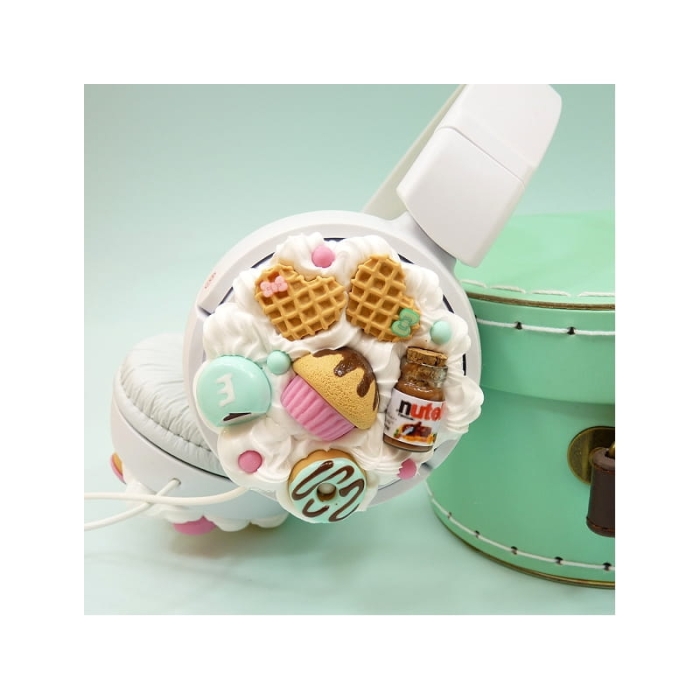 Słuchawki białe ze słodyczami