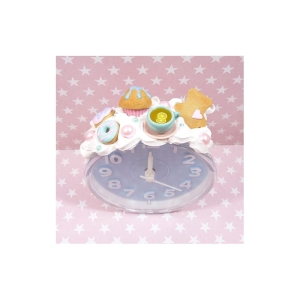 Budzik z muffinką i herbatą