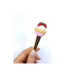 Łyżeczka z muffinką z truskawkami