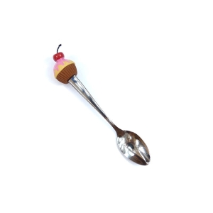 Łyżeczka z muffinką z wisienką