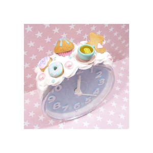 Budzik z muffinką i herbatą