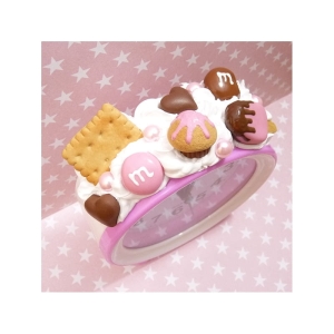 Budzik z herbatnikiem i słodyczami