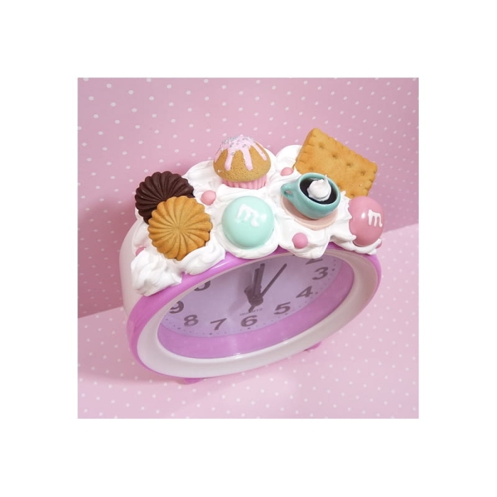 Budzik z herbatnikiem i kawą