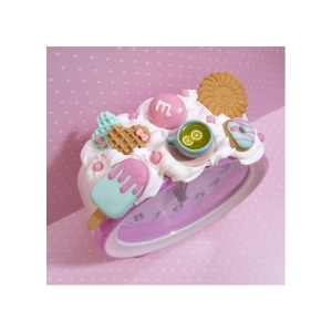 Budzik z herbatą i słodyczami