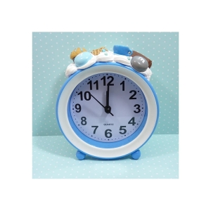 Budzik z herbatą i słodyczami